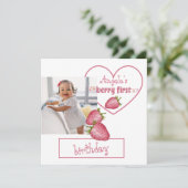 Strawberry Berry First Birthday Einladung (Stehend Vorderseite)
