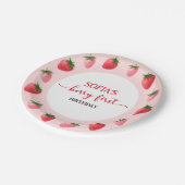 Strawberry Berry First Birthday Pappteller (Schrägansicht)