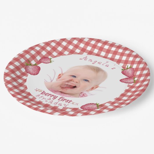 Strawberry Berry First Birthday Pappteller (Schrägansicht)