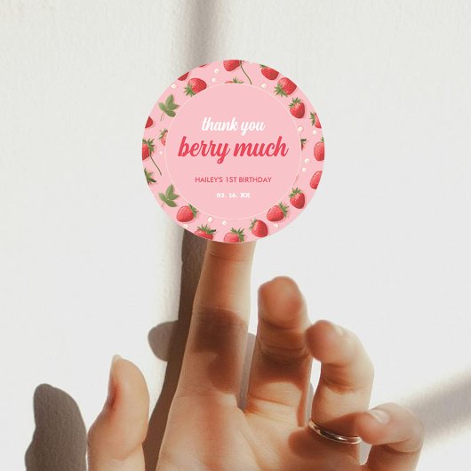 Strawberry Berry First Birthday Party Runder Aufkleber
