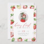 Strawberry Berry First Birthday Photo Einladung (Vorderseite)