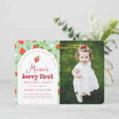 Strawberry Berry First Foto Geburtstagsparty Einladung (Stehend Vorderseite)