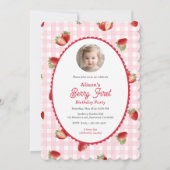 Strawberry-Berry First Girl 1st Birthday Photo Einladung (Vorderseite)