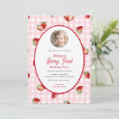 Strawberry-Berry First Girl 1st Birthday Photo Einladung (Stehend Vorderseite)