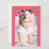 Strawberry Berry Sweet Berry Erster Geburtstag Fot Einladung (Rückseite)