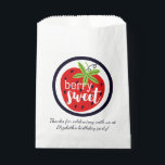 Strawberry Berry Sweet Birthday Baby Girl Kids' Geschenktütchen<br><div class="desc">Süß wie eine saftige,  plump Erdbeere! Lebhafter zeitgenössischer Stil in Rot,  Grün und Schwarz für eine fruchtige und lustige Geburtstagsfeier. ・ Koordinieren Sie es! Durchsuchen Sie die Strawberry Sweet Birthday Collection für passende Produkte wie Einladungen,  Packpapier,  Party Dekoration und mehr!</div>