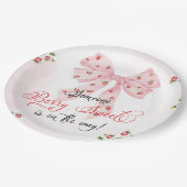 Strawberry Berry Sweet Blush Pink Bow Baby Dusche Pappteller (Schrägansicht)