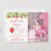Strawberry Berry Sweet Floral Erster Geburtstag Einladung (Vorderseite)