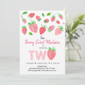 Strawberry Berry Sweet Zweiter Geburtstag Einladung (Stehend Vorderseite)