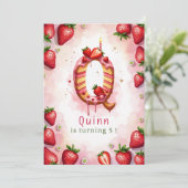 Strawberry Birthday Einladung Letter Q Cake Thema (Stehend Vorderseite)