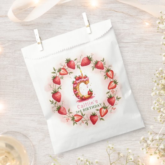 Strawberry Birthday Favor Bag Letter C Cake Geschenktütchen (Ausgeschnitten)