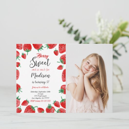 Strawberry Birthday Foto Einladung (Stehend Vorderseite)
