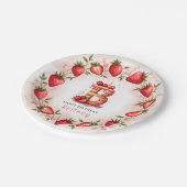 Strawberry Birthday Plate Letter B Cake Design Pappteller (Schrägansicht)