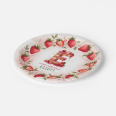 Strawberry Birthday Plate Letter E Cake Design Pappteller (Schrägansicht)