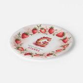Strawberry Birthday Plate Letter G Cake Design Pappteller (Schrägansicht)