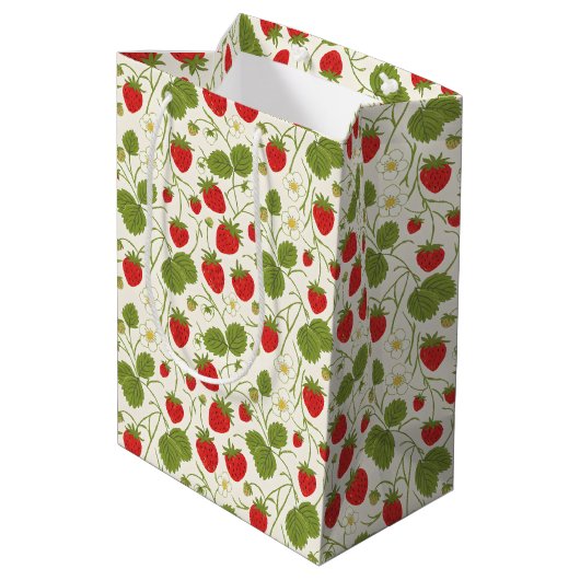 Strawberry Blossoms and Berries Pattern Mittlere Geschenktüte (Rückseite Schrägansicht)
