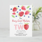 Strawberry Blueberry Berry Sweet Second Birthday Einladung (Stehend Vorderseite)