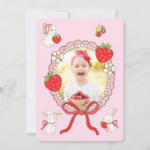 Strawberry Bunny Birthday Photo Thank You Card Einladung (Rückseite)
