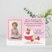 Strawberry Cupcake Foto Geburtstagsfeier Einladung (Stehend Vorderseite)