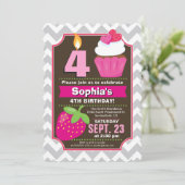 Strawberry Cupcake Girl Einladung zum Geburtstag (Stehend Vorderseite)