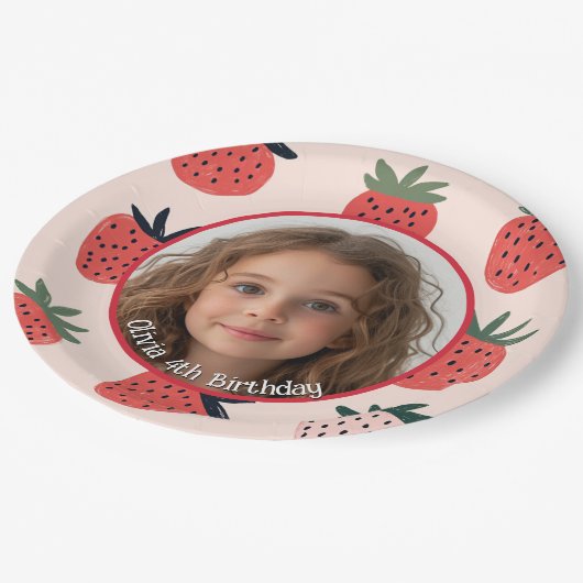 Strawberry Custom Foto and name Paper Plate Pappteller (Schrägansicht)