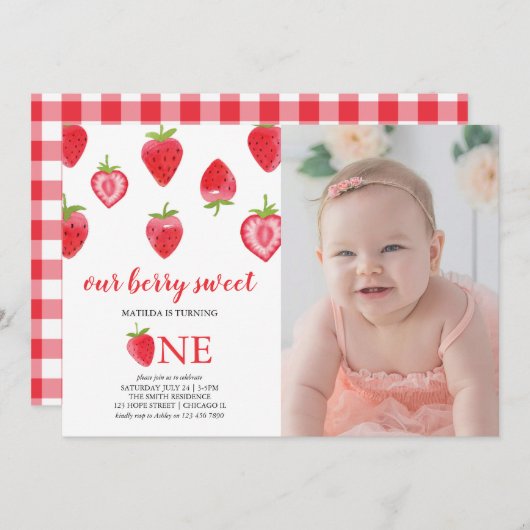 Strawberry First Birthday Girl Foto Einladung (Vorne/Hinten)