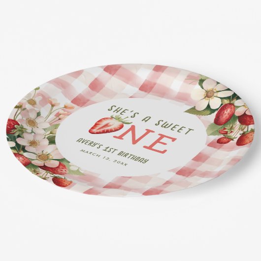 Strawberry First Birthday Party Berry Pappteller (Schrägansicht)