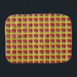 Strawberry Gifts Baby Spucktuch<br><div class="desc">Erdbeeren auf Gold Repeated Pattern zeigt unsere originale Kunst von saftig roten Erdbeeren, die in einem Kreidestil auf gelbem goldenen Hintergrund gezeichnet werden. Eine leckere Leckerei für Ihre Augen. Egal ob Sie gewollt haben, Ihre Küche zu besäßen oder Ihre Zuhause oder Ihr Büro farblich zu beschneiden, dieses Erdbeermuster-Design ist der...</div>