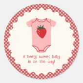 Strawberry Gingham Berry Sweet Baby Shower Runder Aufkleber (Vorderseite)