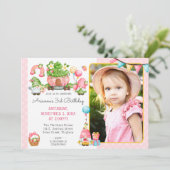 Strawberry Gnome Garden Girl's Birthday Foto Einladung (Stehend Vorderseite)