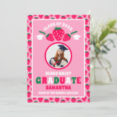 Strawberry Graduate 2 Foto Abschluss Ankündigung (Stehend Vorderseite)