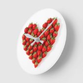 Strawberry Heart Runde Wanduhr (Winkel)
