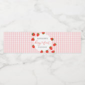 Strawberry Pink Berry First Kariert Gingham Birthd Wasserflaschenetikett (Einzelnes Label)