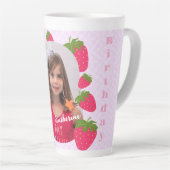 Strawberry Pink Foto Geburtstag Milchtasse (Rechte Ecke)