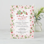 Strawberry So Berry Sweet Pink Gingham Girl Shower Einladung (Stehend Vorderseite)