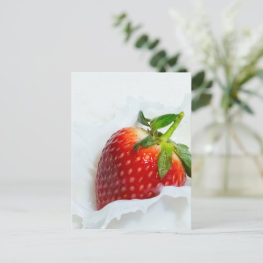 Strawberry Splash Postkarte (Stehend Vorderseite)