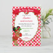 Strawberry Theme Baby Girl Gingham Red Green Einladung (Stehend Vorderseite)