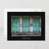 Stray Hunde vor schmutzigen grünen Türen in Nepal Postkarte (Vorne/Hinten)