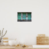 Stray Hunde vor schmutzigen grünen Türen Poster (Küche)