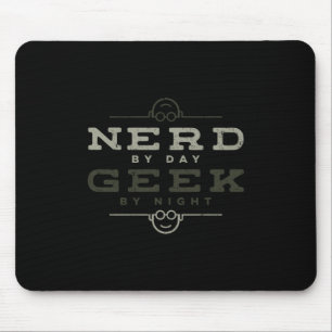 Streber bei Tag, Nerd bei Nacht Mousepad