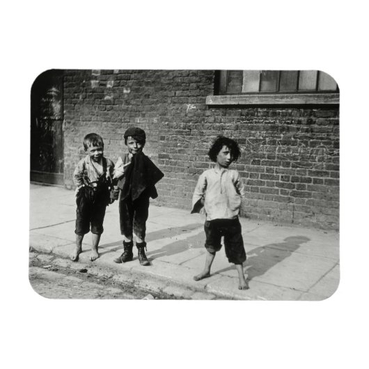 Street urchins Lambeth (b/w Foto) Magnet (Horizontal)