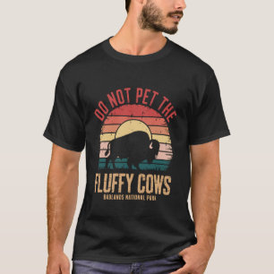 Streicheln Sie die flauschigen Kühe im Badlands Na T-Shirt