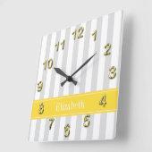 Streifen-Ananas-Namen-Monogramm lt-graues Weiß Quadratische Wanduhr (Winkel)