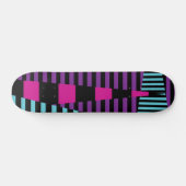 Streifen auf Streifen - rosa, Lila, blau und schwa Skateboard (Horizontal)