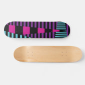 Streifen auf Streifen - rosa, Lila, blau und schwa Skateboard (Horizontal)