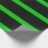 Streifen aus schwarzem und grünem Bleistift Geschenkpapier (Ecke)