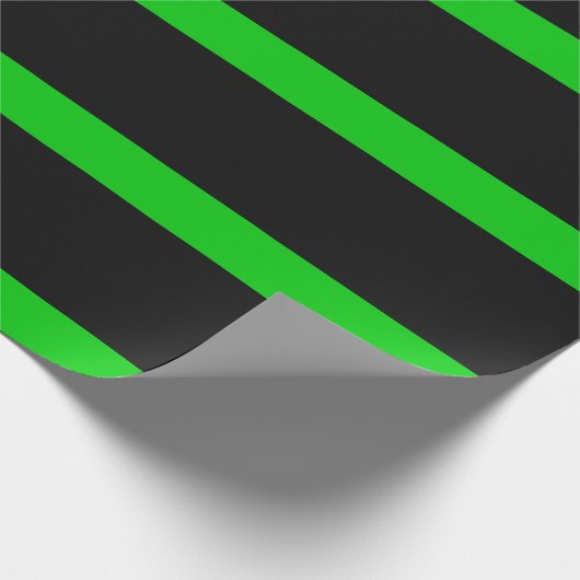 Streifen aus schwarzem und grünem Bleistift Geschenkpapier (Ecke)