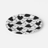 Streifen aus schwarzem und weißem Herzen Pappteller (Schrägansicht)
