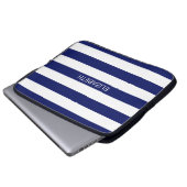 Streifen-Namen-Monogramm des Marine-Blau-5c Laptopschutzhülle (Vorne Knopf)
