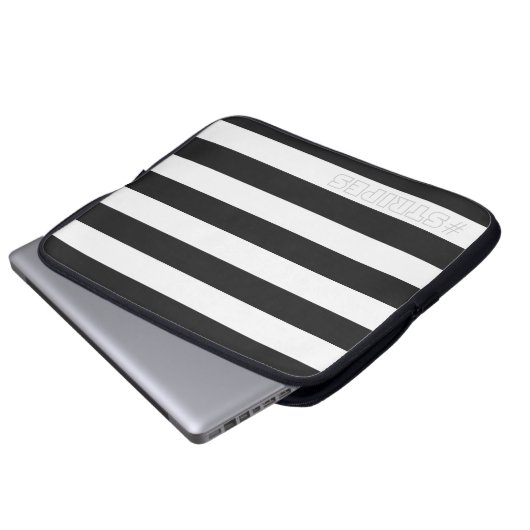 STREIFEN Schwarzes auf irgendeiner Farbe Laptopschutzhülle (Vorne Knopf)